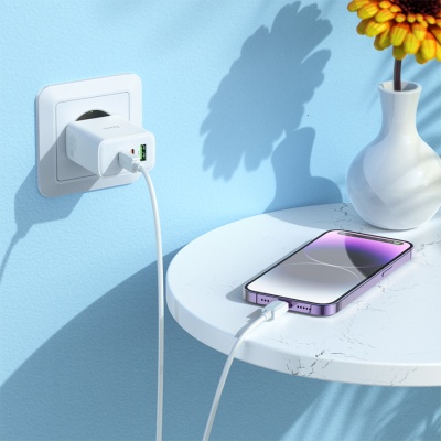 Сетевое зарядное устройство HOCO C126A Pure power 1xUSB + 2xUSB-C, 40W, белый